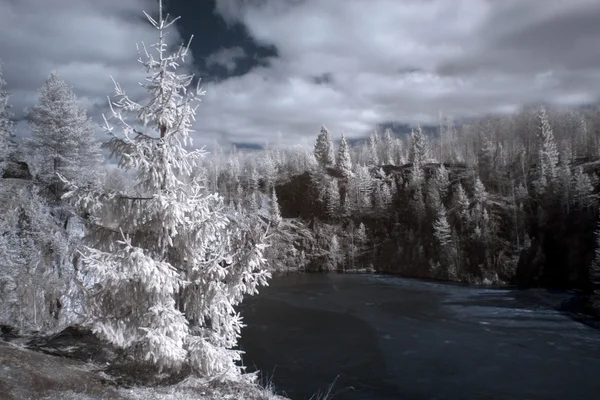 山と凍った湖 — ストック写真
