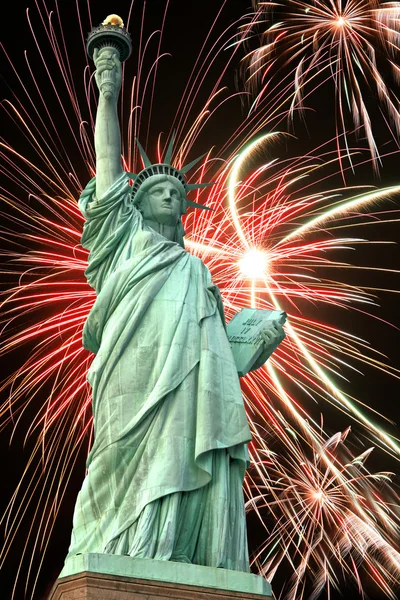 Estátua da Liberdade e fogos de artifício no céu negro — Fotografia de Stock
