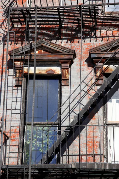 Treppenhaus außerhalb des alten Gebäudes in New York City manhattan apar — Stockfoto