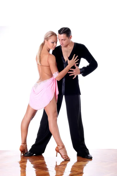 Dansers in ballroom tegen witte achtergrond — Stockfoto