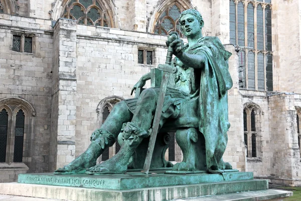 Standbeeld van Constantijn ik buiten york minster in Engeland, gb — Stockfoto