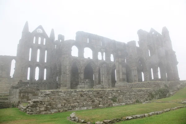 Castello dell'Abbazia di Whitby immerso nella nebbia profonda, abbazia benedettina in rovina — Foto Stock
