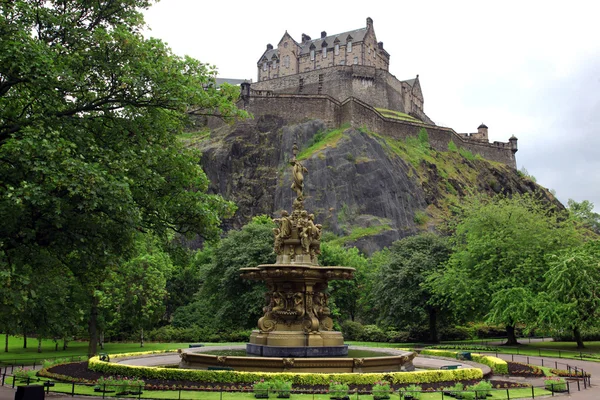 Castillo de Edimburgo, Escocia, de Princes Street Gardens, con — Foto de Stock