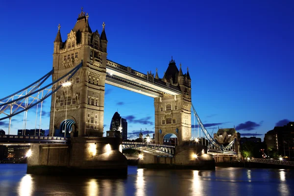 Večerní tower bridge, Londýn, gb — Stock fotografie