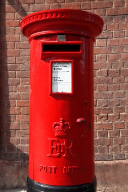 ünlü klasik kırmızı Londra ve İngiltere'de postane sokakta, gb