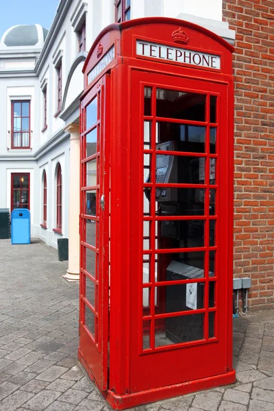 Παραδοσιακό κόκκινο τηλεφωνικό θάλαμο στο Λονδίνο, Ηνωμένο Βασίλειο — Φωτογραφία Αρχείου