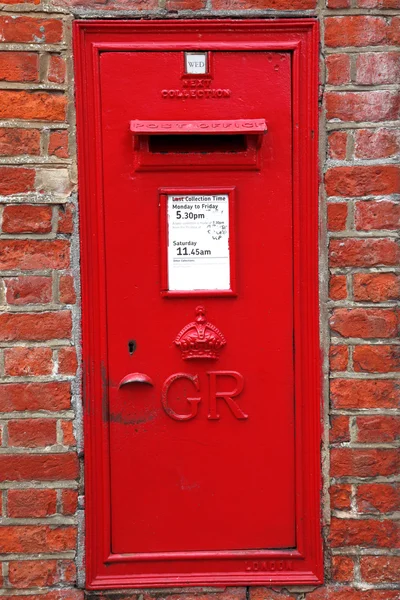 Famoso clássico vermelho Londres e correios do Reino Unido na rua — Fotografia de Stock