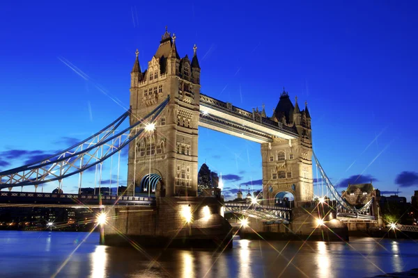 Abend Tower Bridge, London, GB lizenzfreie Stockfotos