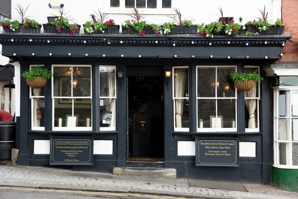 在英国，伦敦的经典老酒馆的外部镜头 — 图库照片