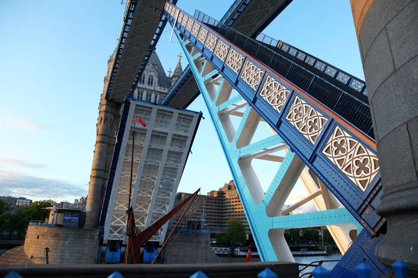 Obejmują otwarty tower bridge, Londyn, Wielka Brytania — Zdjęcie stockowe