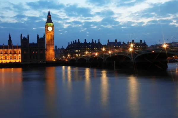 ロンドンの夜の議会の大きなベンと家は — ストック写真