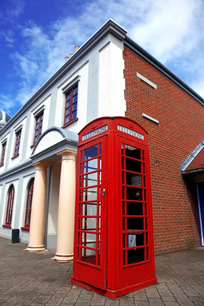 Παραδοσιακό κόκκινο τηλεφωνικό θάλαμο στο Λονδίνο, Ηνωμένο Βασίλειο — Φωτογραφία Αρχείου