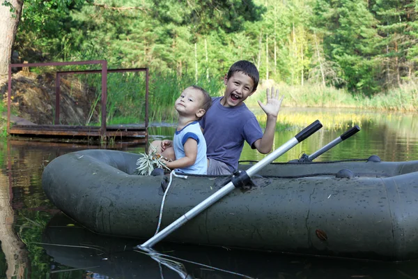 Маленьких хлопчиків, катання на човнах — стокове фото