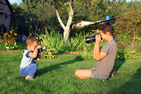 ビンテージ写真カメラで 2 人の男の子 — ストック写真