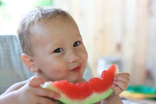 Schattige baby eten watermeloen — Stockfoto
