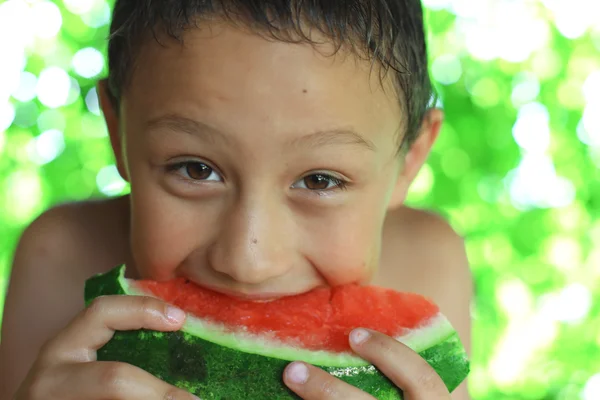 Kleine jongen die watermeloen eet — Stockfoto