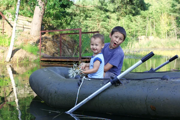 Niños pequeños navegando — Foto de Stock