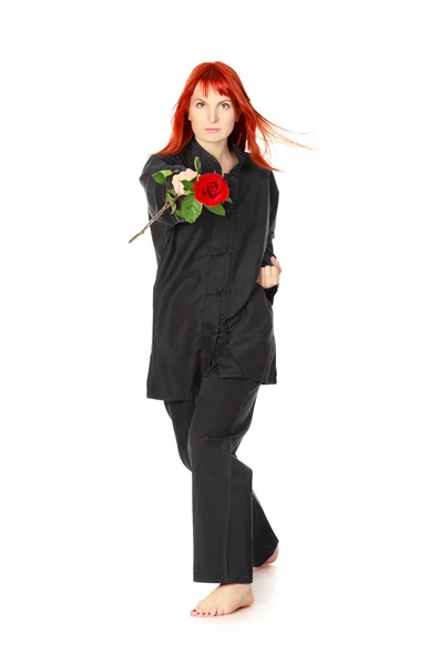 빨간 장미와 함께 무술 여자 — 스톡 사진