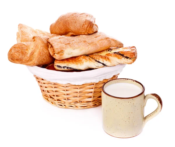 Cesta de pan y taza de leche —  Fotos de Stock