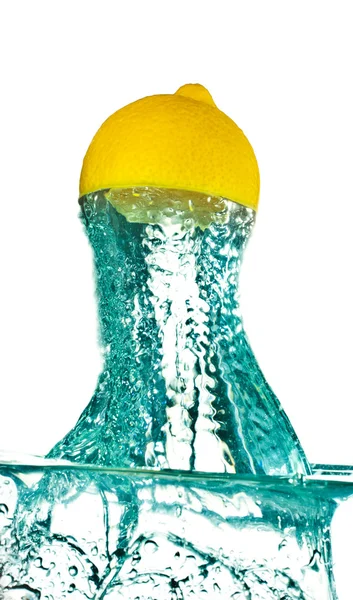 Saltos de limón desde el agua — Foto de Stock