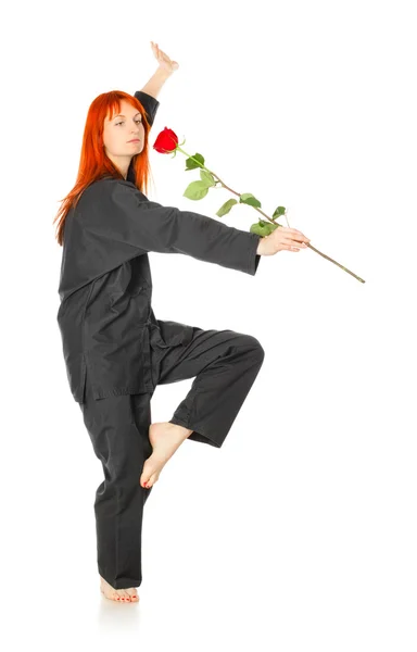 Wushu vrouw met rode roos — Stockfoto