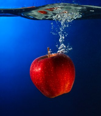 suya düşen elma