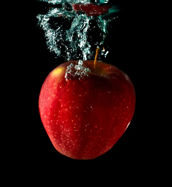 Manzana cayendo al agua —  Fotos de Stock