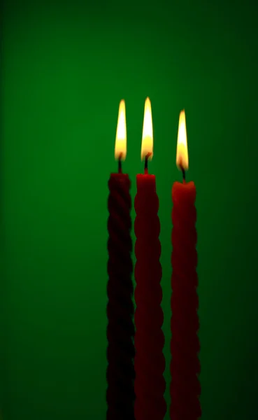 Drei Kerzen auf grün — Stockfoto
