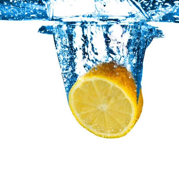 Limón en agua salpicada — Foto de Stock