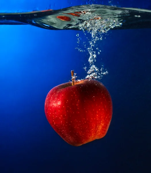 Pomme tombant à l'eau — Photo