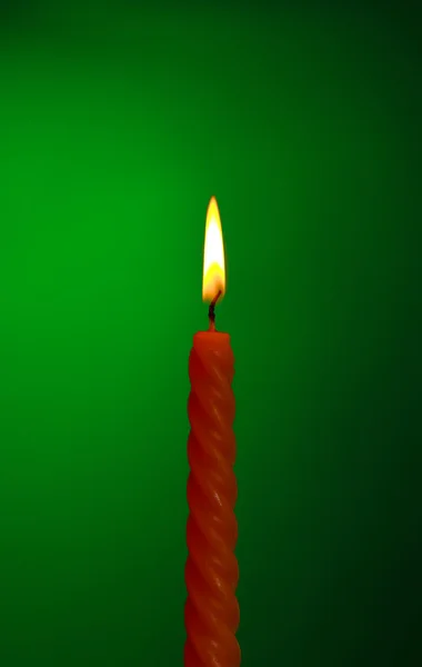 Свеча на зеленом — стоковое фото