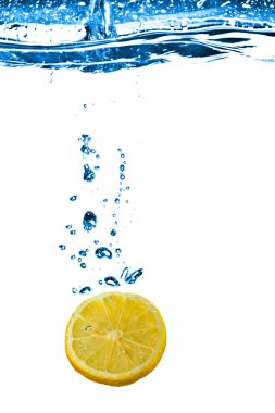 Su sıçratan limon