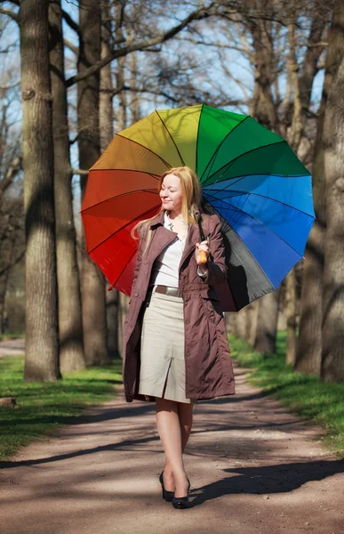 傘を差した美しい女性 — ストック写真