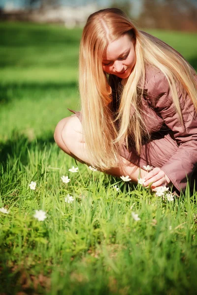 Piękne kobiety na wiosna łąka — Zdjęcie stockowe