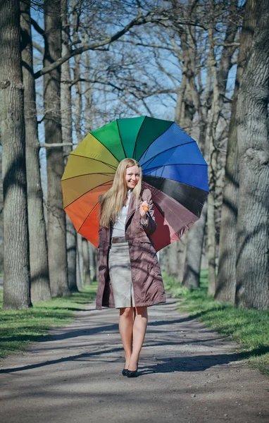 우산을 두른 아름다운 여인 — 스톡 사진