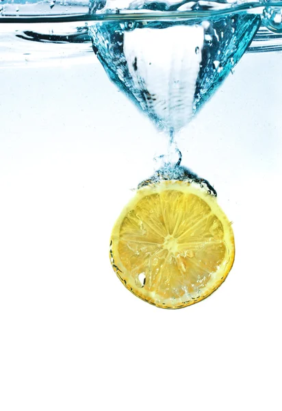 Limão em respingo de água — Fotografia de Stock