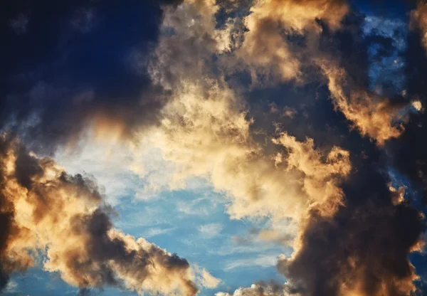 Dramatische wolken — Stockfoto
