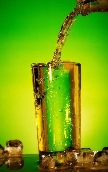 Versando soda — Foto Stock