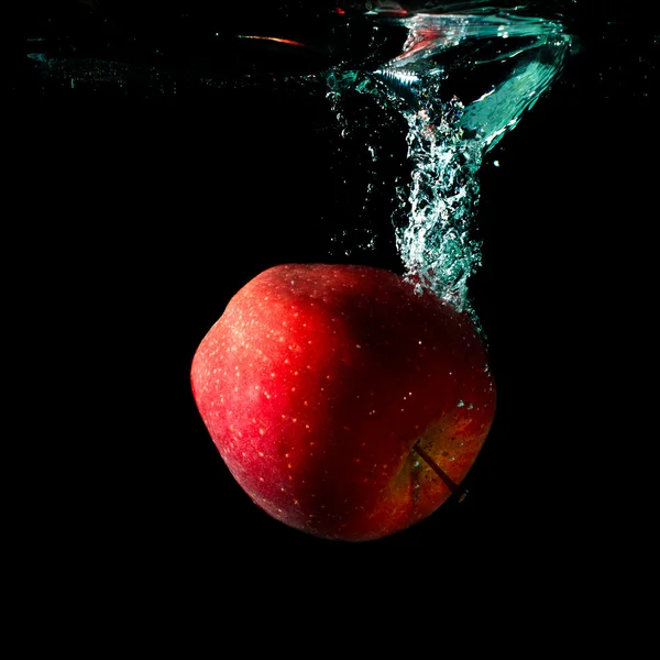 Suya düşen elma — Stok fotoğraf