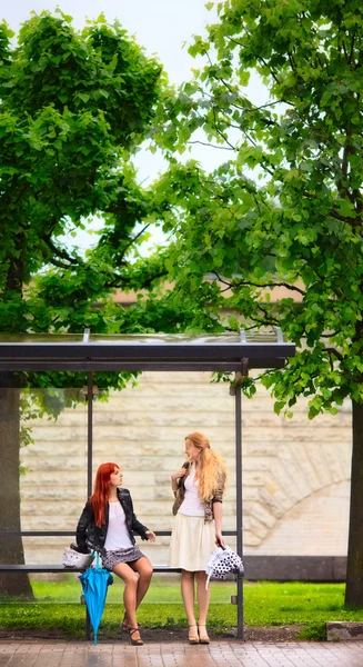 Duas meninas na parada de ônibus — Fotografia de Stock