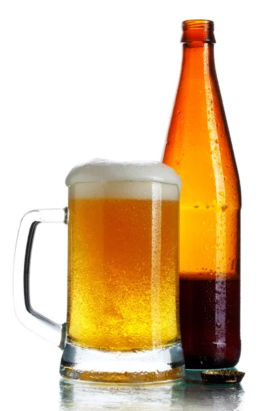 Bottiglia e bicchiere di birra — Foto Stock