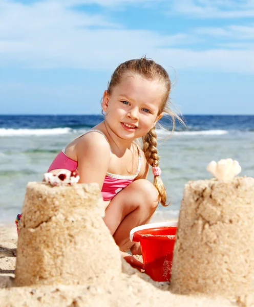 Niño jugando en la playa. —  Fotos de Stock