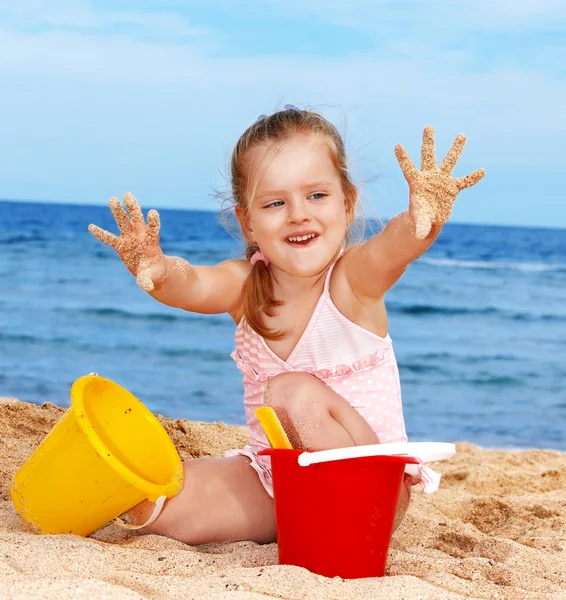 Дети играют на пляже. — стоковое фото