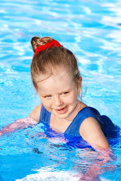 Bambino che nuota in piscina . — Foto Stock