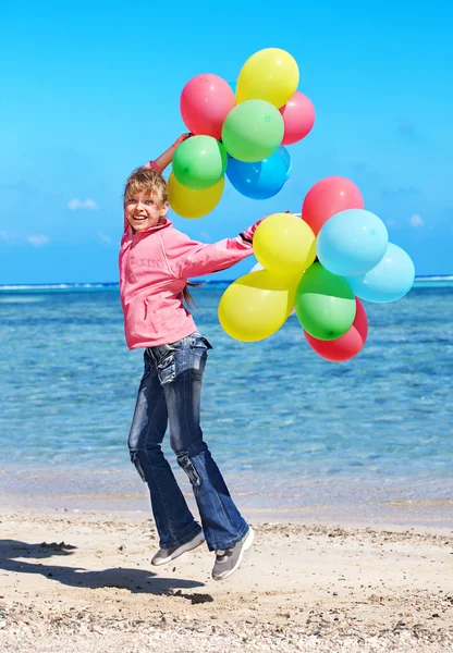 Niño jugando con globos en la playa —  Fotos de Stock
