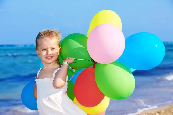 Balonlar ile oynayan çocuk . — Stok fotoğraf