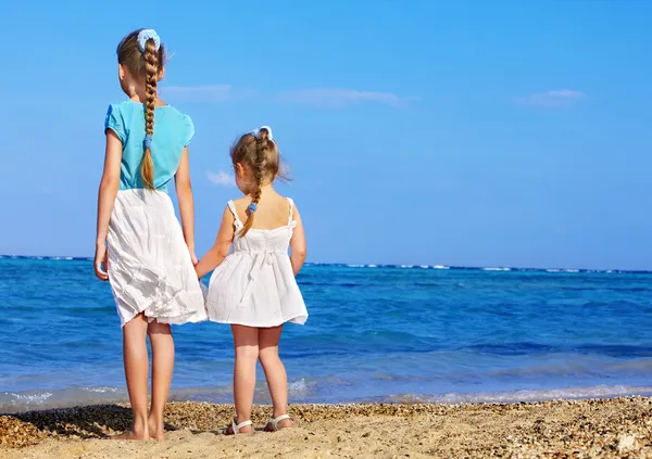 Children holding hands walking on the beach. — Stock Photo, Image