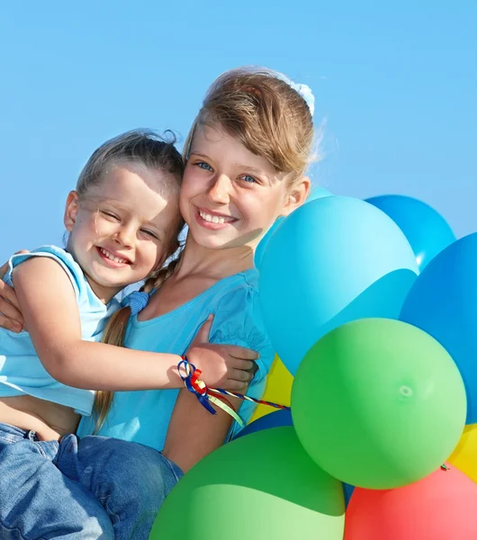 Crianças brincando com balões na praia — Fotografia de Stock