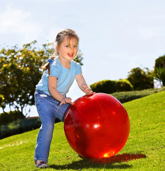 Topu parkta küçük kız oyun — Stok fotoğraf