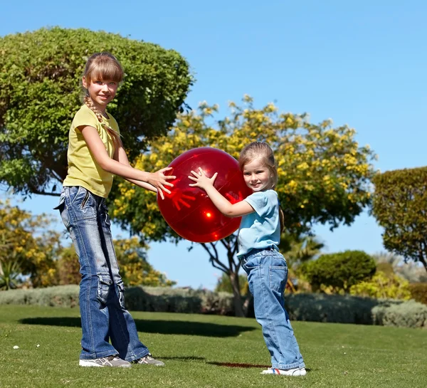 A parkban játszó gyermekek. — Stock Fotó
